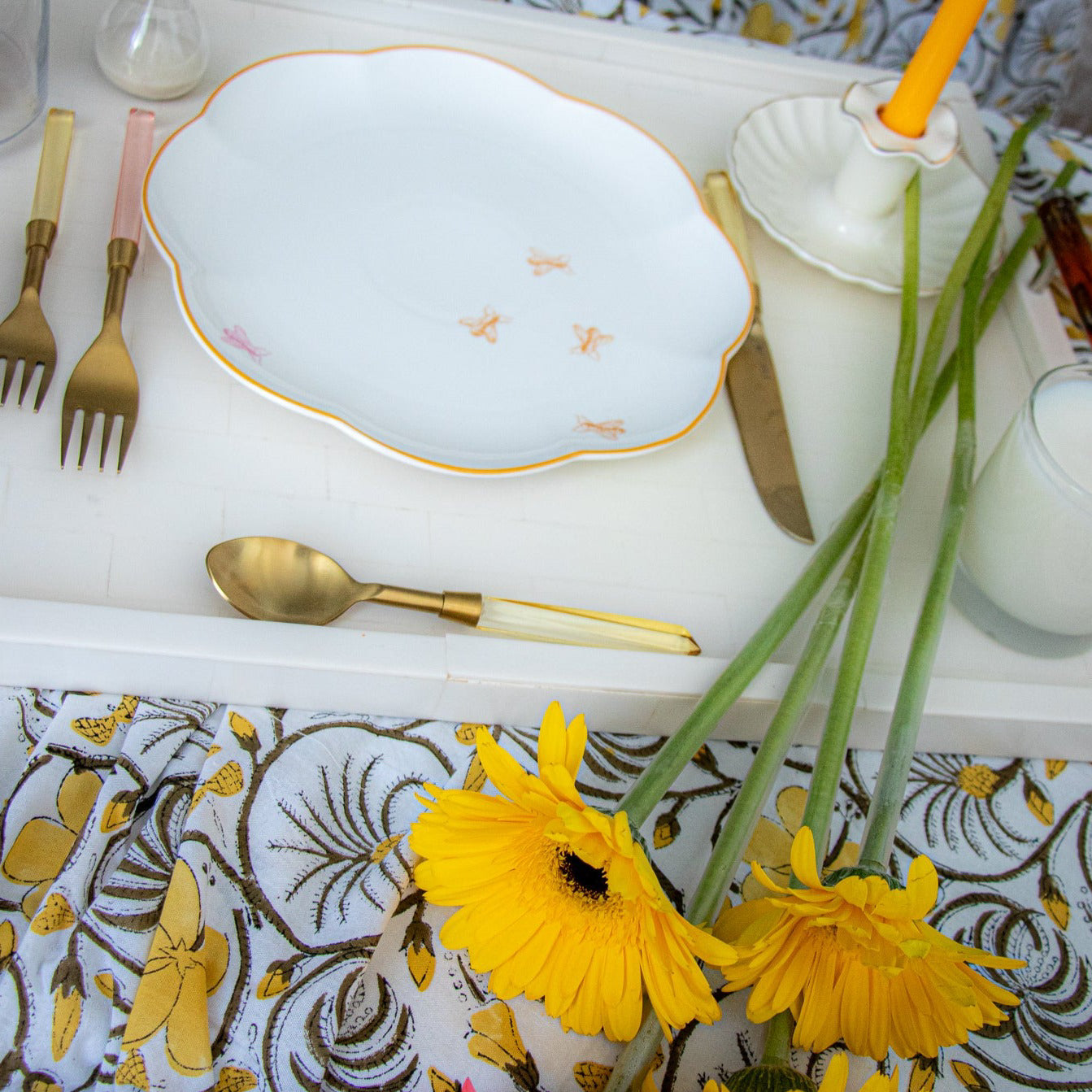 Bumble Voyage Scalloped Dinner Plate - Set of 4 (+1 Bonus Plate)
